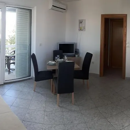 Dana Apartment *